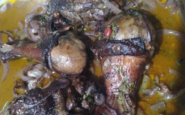 Coxa e sobre coxa de frango assada ao vinho