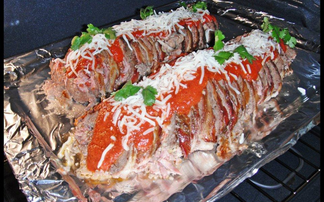 Rocambole de carne moída trançada com bacon