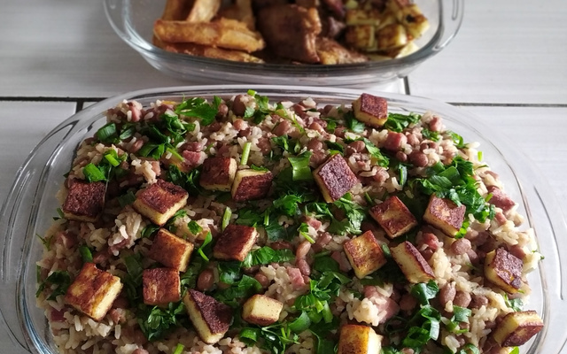 Baião de dois com carne de sol, aipim e queijo coalho frio.