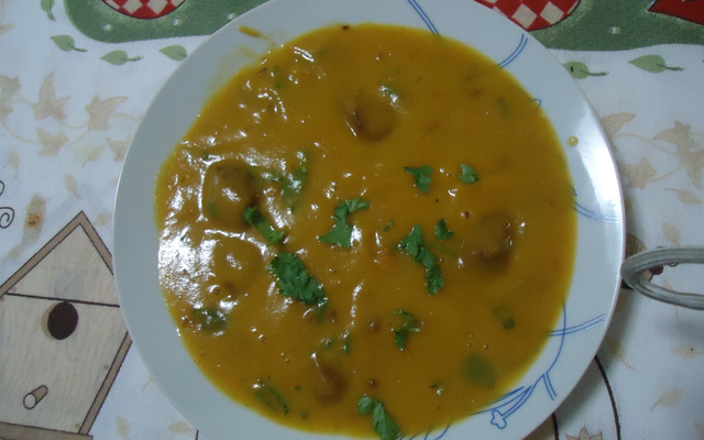 Caldo cremoso de mandioquinha salsa com carne de panela