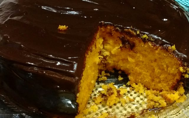 Bolo fofinho de cenoura com chocolate