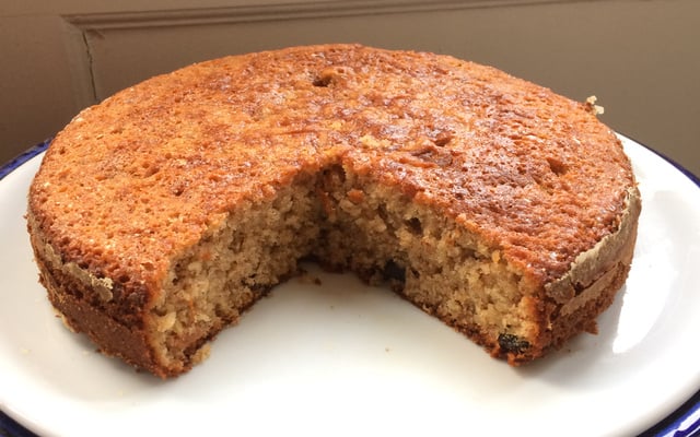 Bolo de banana com aveia, uvas passas e canela