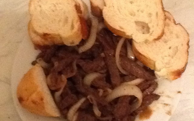 Carne frita acebolada