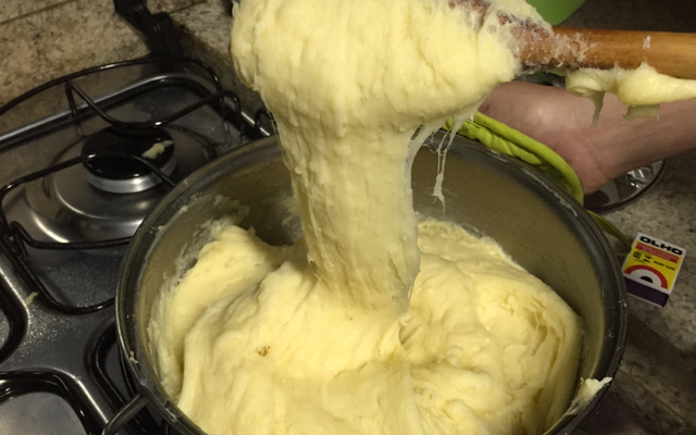 Aligot (purê de batatas com queijo)