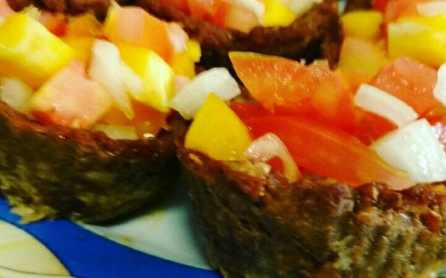 Cupcake de carne moída com vinagrete