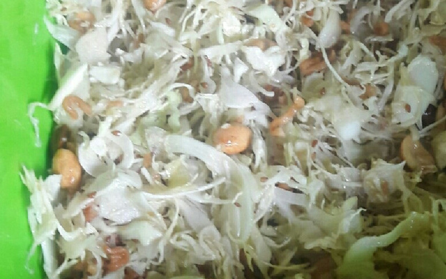 Salada de repolho e miojo frito