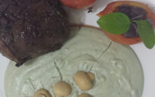 Filé mignon ao molho gorgonzola e tomates recheados