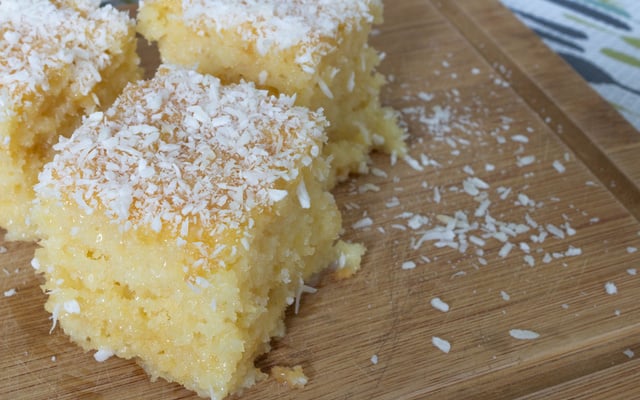 Bolo simples com calda de coco