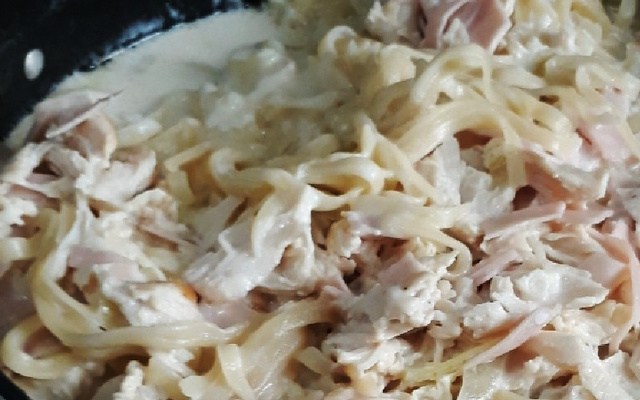 Macarrão ao molho branco com frango