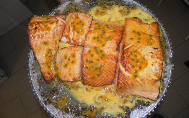 Salmão com molho de maracujá