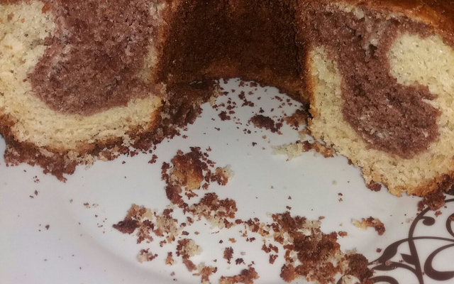 Bolo mesclado de baunilha e chocolate