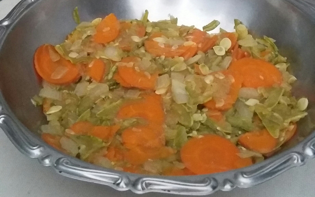 Salada de verão com abobrinha, cenoura e ricota