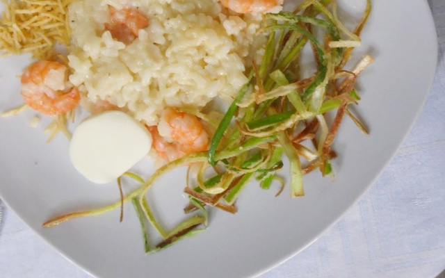 Risoto de camarão com alho poró crocante