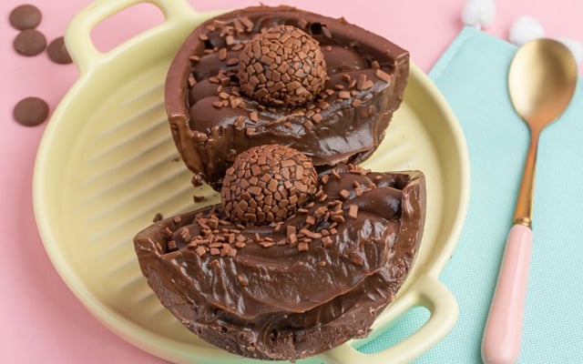 Ovo de Páscoa de colher recheado de brigadeiro cortado ao meio