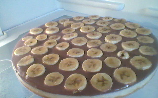 Cheesecake de banana com calda de chocolate
