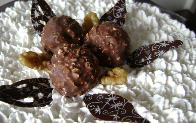 Bolo com creme de Nutella e nozes