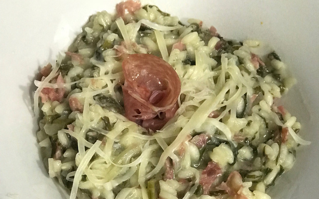 Risoto de gorgonzola com salaminho e espinafre