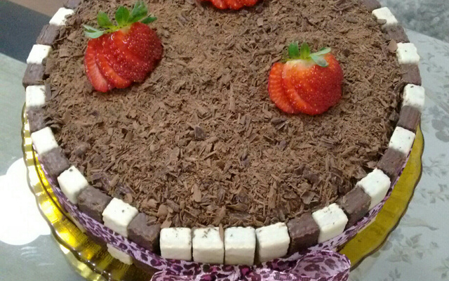 Bolo de chocolate com recheio de morango e palitinhos