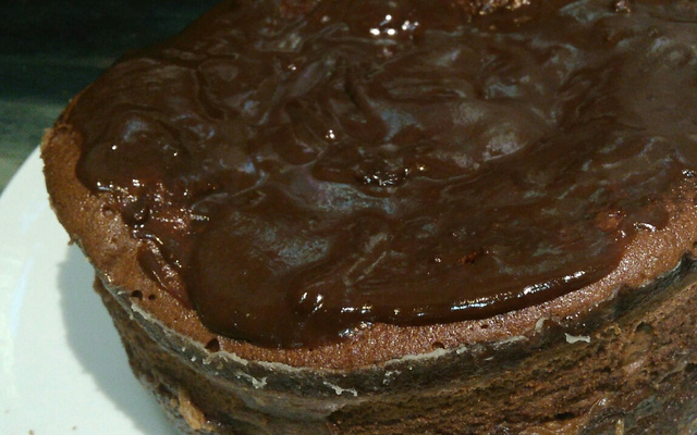 Bolo de chocolate de microondas com calda de falso brigadeiro