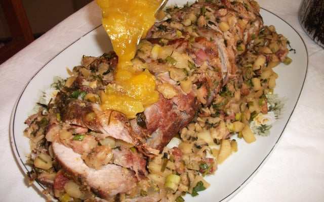 Lombo suíno recheado com farofa de maçã verde em molho agridoce de manga