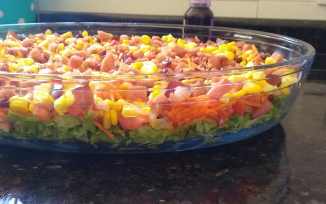Salada ao molho de cachorro quente