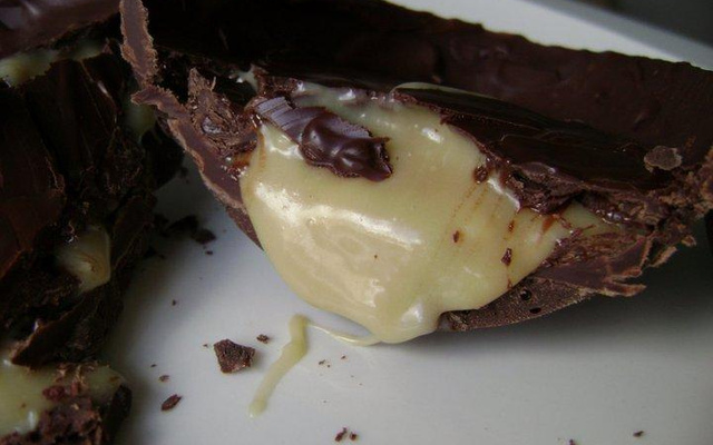 Ovo de Páscoa de Amarula partido ao meio com recheio escorrendo