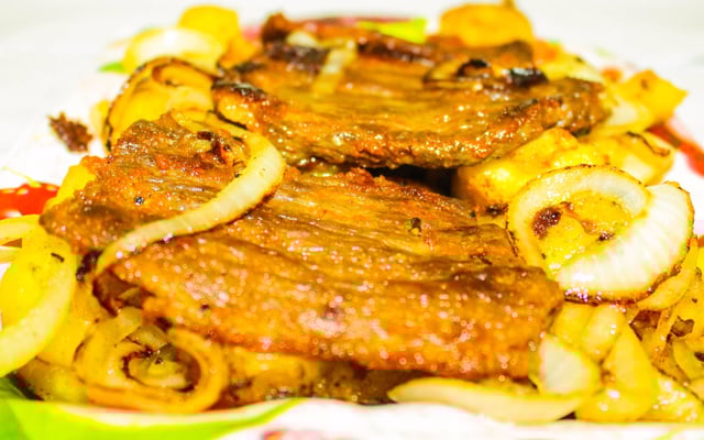 Picanha na chapa com mandioca na manteiga e mussarela