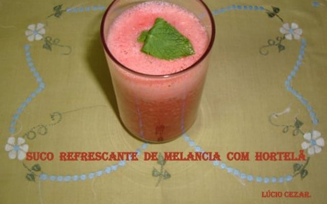 Suco refrescante de melancia com hortelã