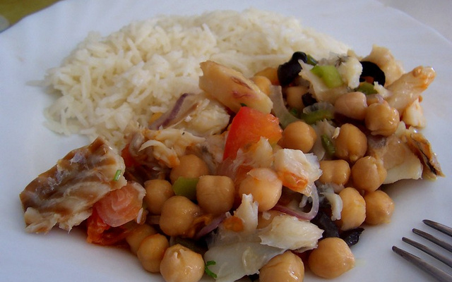 Bacalhau com grão de bico