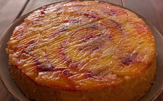 Bolo de pêssego sem glúten e sem lactose decorado