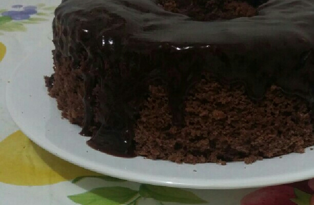 Bolo de chocolate com cobertura surpresa (sem ovos)