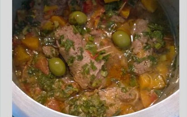 Bife a rolê com linguiça e cenoura