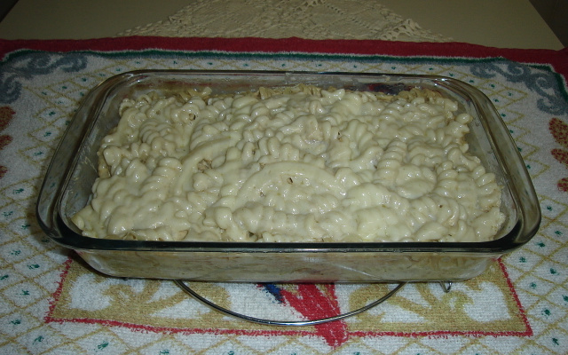 Macarrão com atum ao molho branco e queijo mussarela