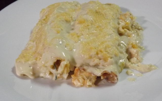 Panqueca cremosa de frango com requeijão e molho branco