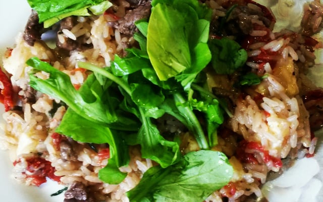 Risoto de filé mignon com tomate seco, rúcula e muzarela de búfala