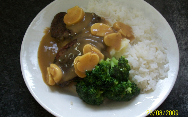 Filé mignon com falso molho madeira