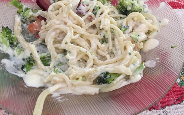 Macarrão ao molho branco e brócolis