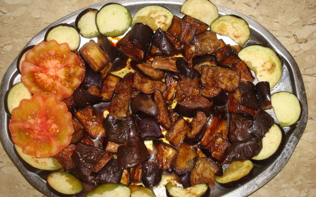 Salada de berinjela ao molho shoyu