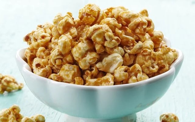 Pipoca doce caramelizada em um pote pronto para servir