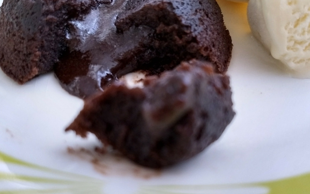 Petit gateau com chocolate em pó