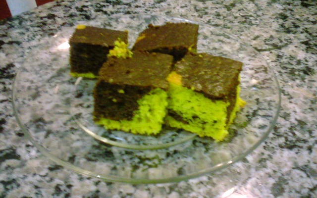 Bolo de cenoura mesclado com chocolate e aveia