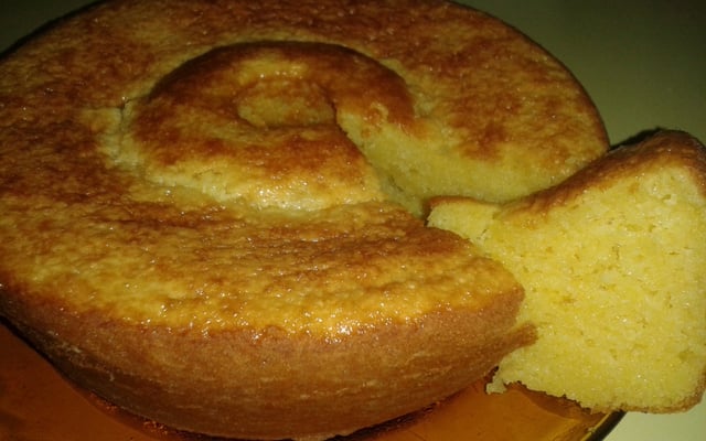 Bolo de fubá com queijo parmesão