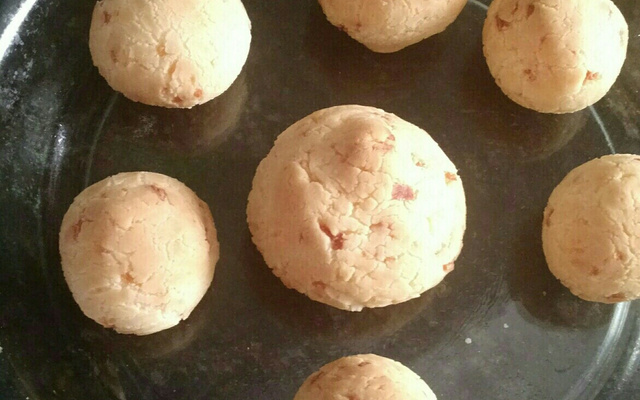 Pão de queijo mineiro cascudo e macio por dentro
