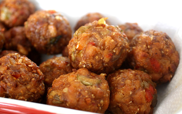 Almôndegas de feijão e arroz