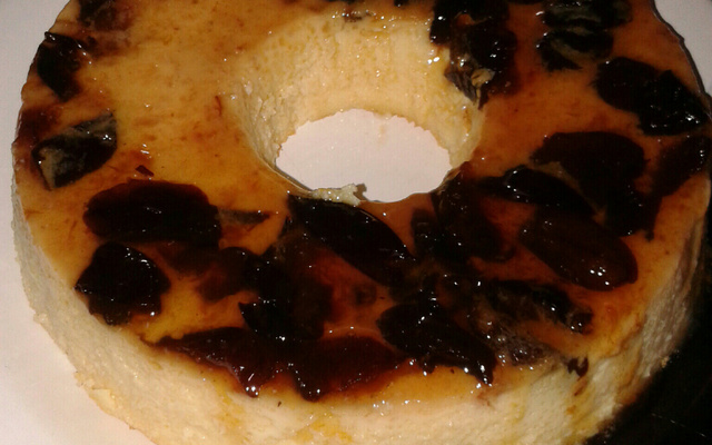 Pudim de leite condensado com calda de ameixa