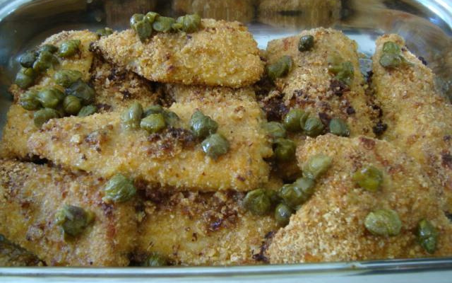 Filé de peixe na farofa ao molho de alcaparras