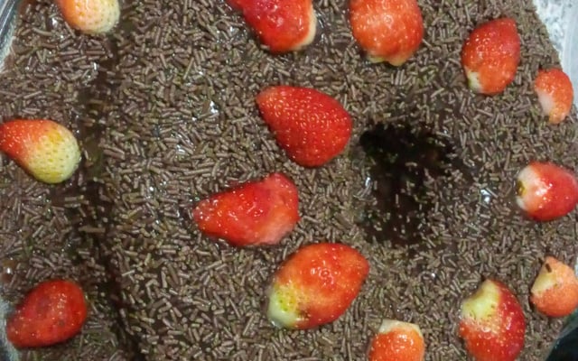 Bolo de chocolate com recheio de morangos e leite condensado