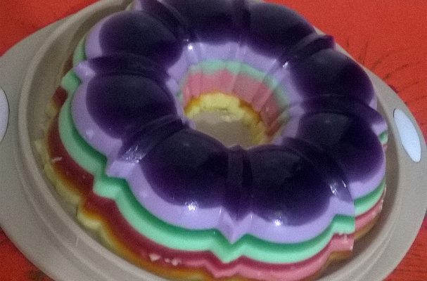 Gelatinas coloridas em camadas