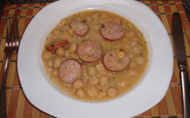 Grão-de-bico com calabresa