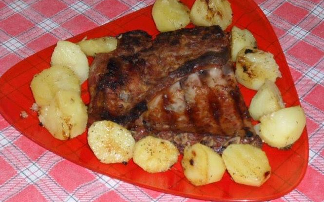 Costelinha de porco com batata assada